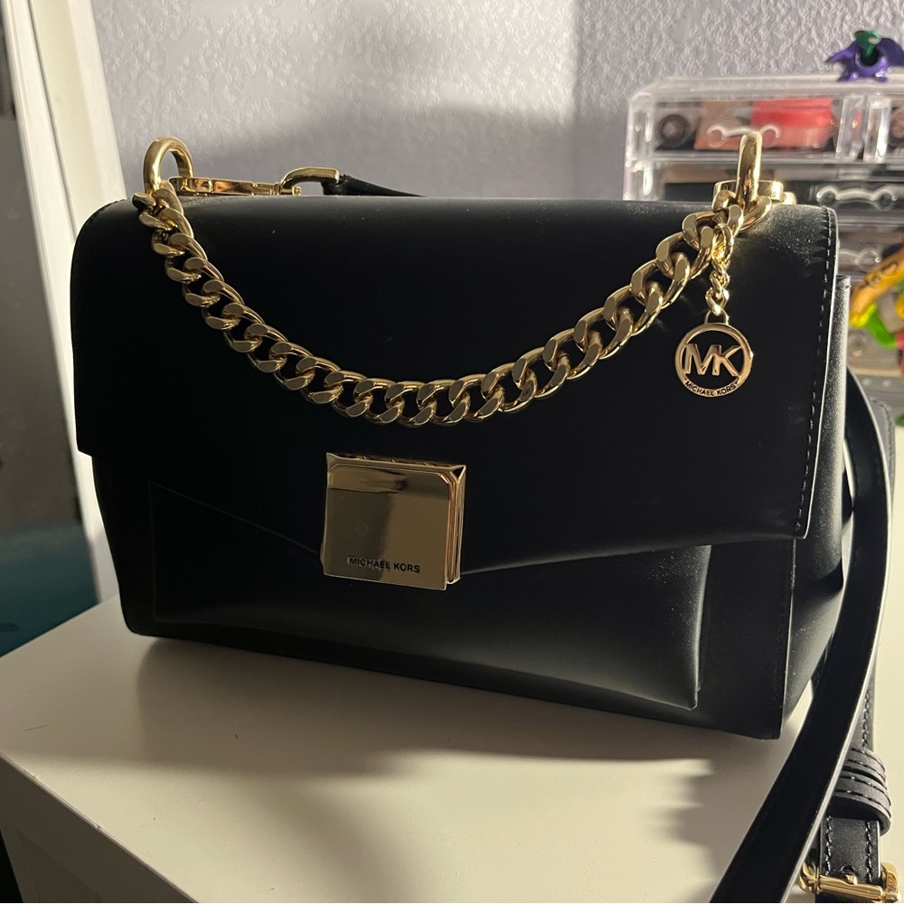 NWOT Michael Kors medium Lita purse with adjustable strap & magnetic clasp